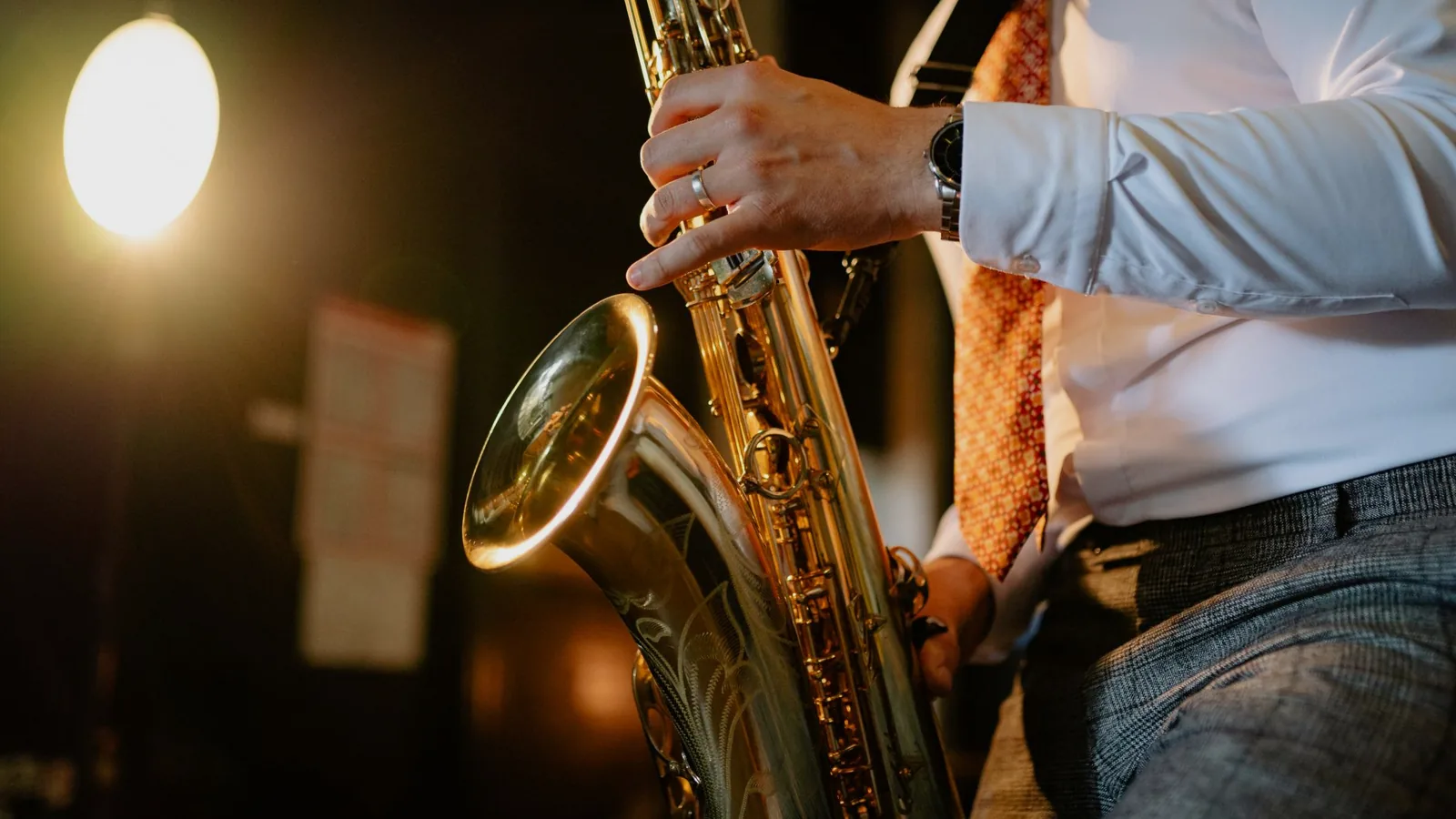 Detalle de un saxofonista durante una actuación de jazz