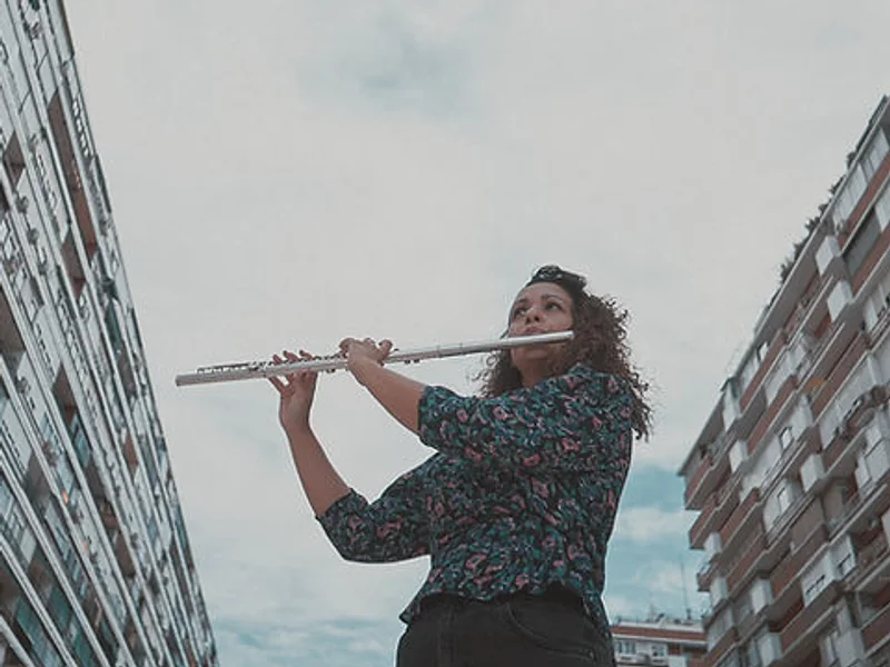 Marta Mansilla tocando la flauta