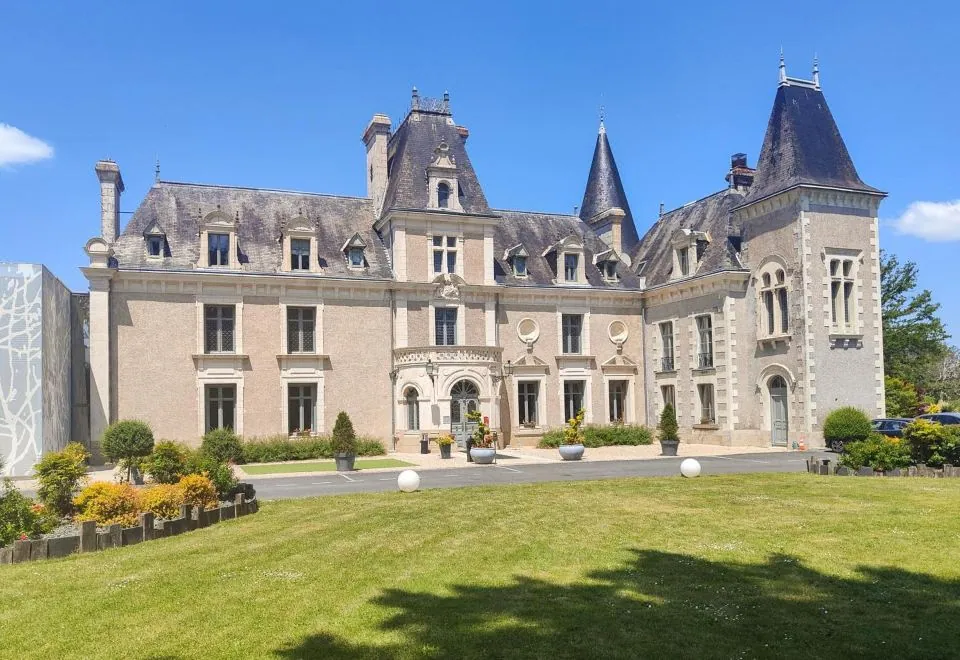 CHATEAU DE LA BARBINIERE · Saint Laurent Sur Sevre