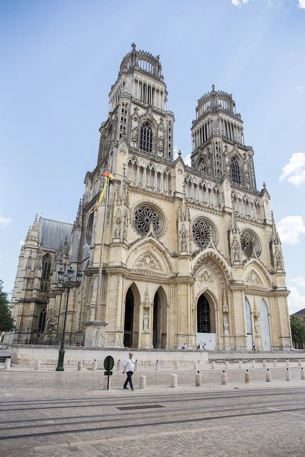 Parvis de la cathédrale Sainte-Croix