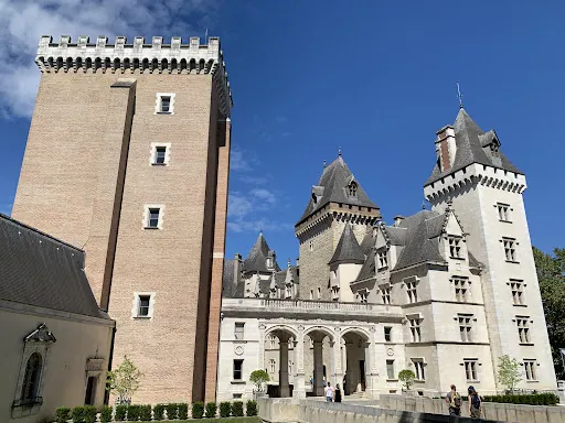 Rue du Château Musée national du château de Pau