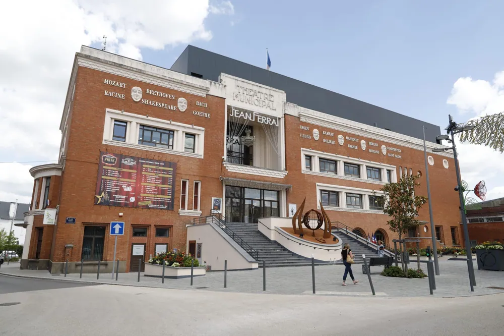 THEATRE JEAN FERRAT