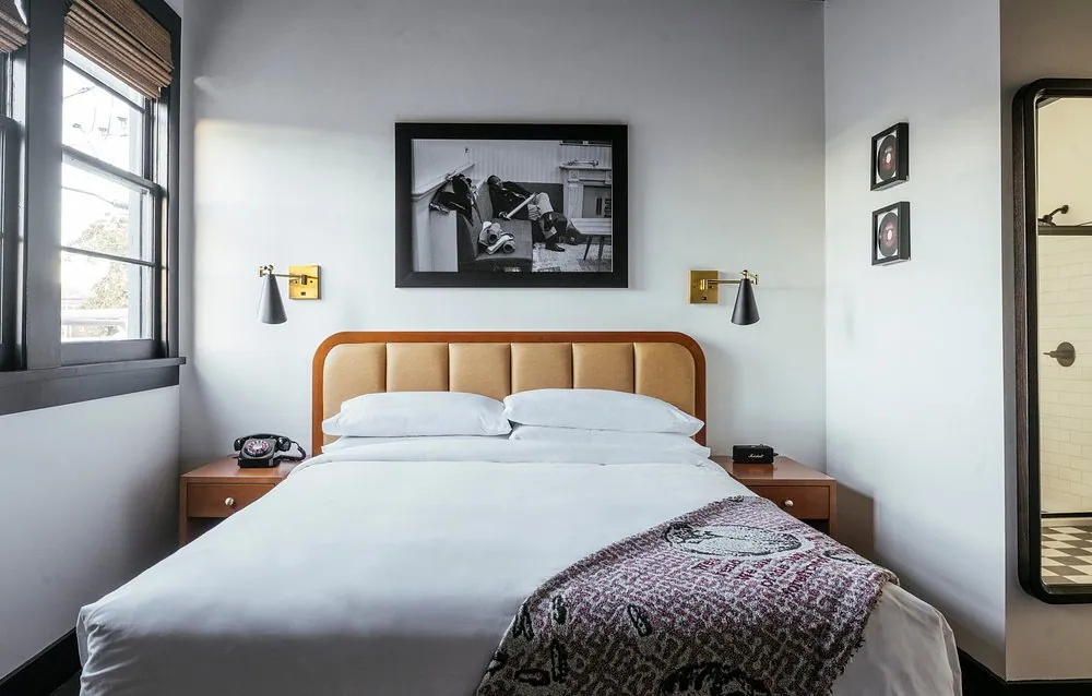 Dew Drop Inn Hotel & Lounge